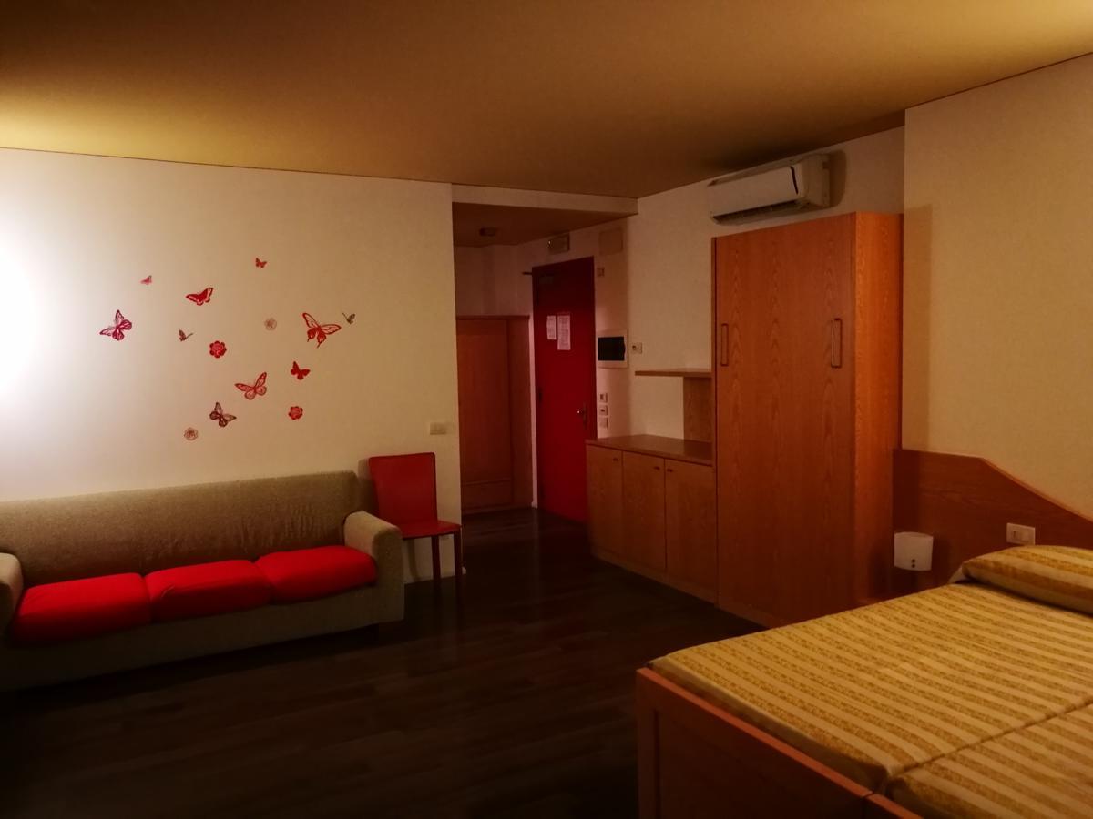 Hotel Capri Ponte nellʼAlpi エクステリア 写真